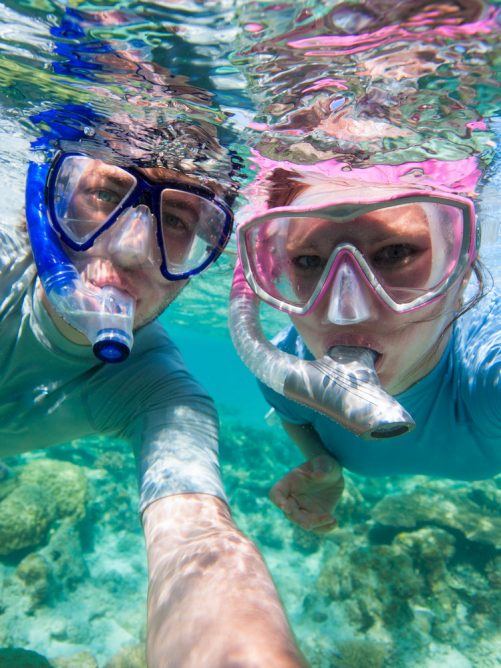 ζευγάρι κολυμπάει με υποβρύχια μάσκα